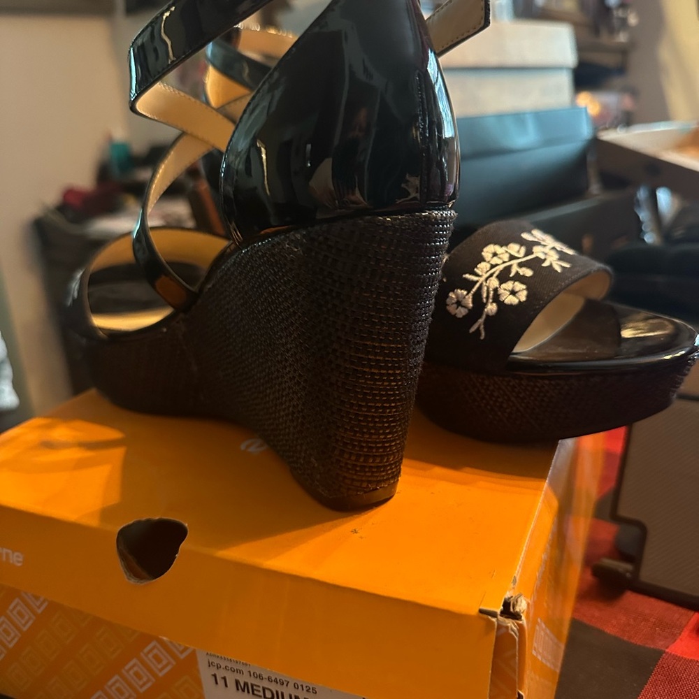 NEW LIZ CLAIBORNE Black White Flowers Strappy Wedge Sandal Shoes NWB adorable! - Picture 11 of 12